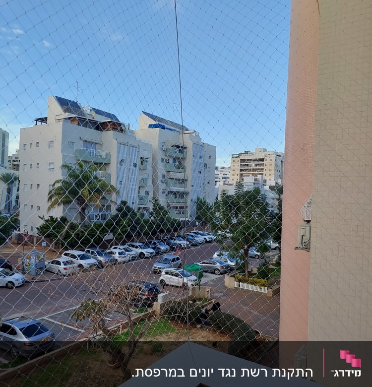 רשת למניעת כניסת יונים במרפסת בניין